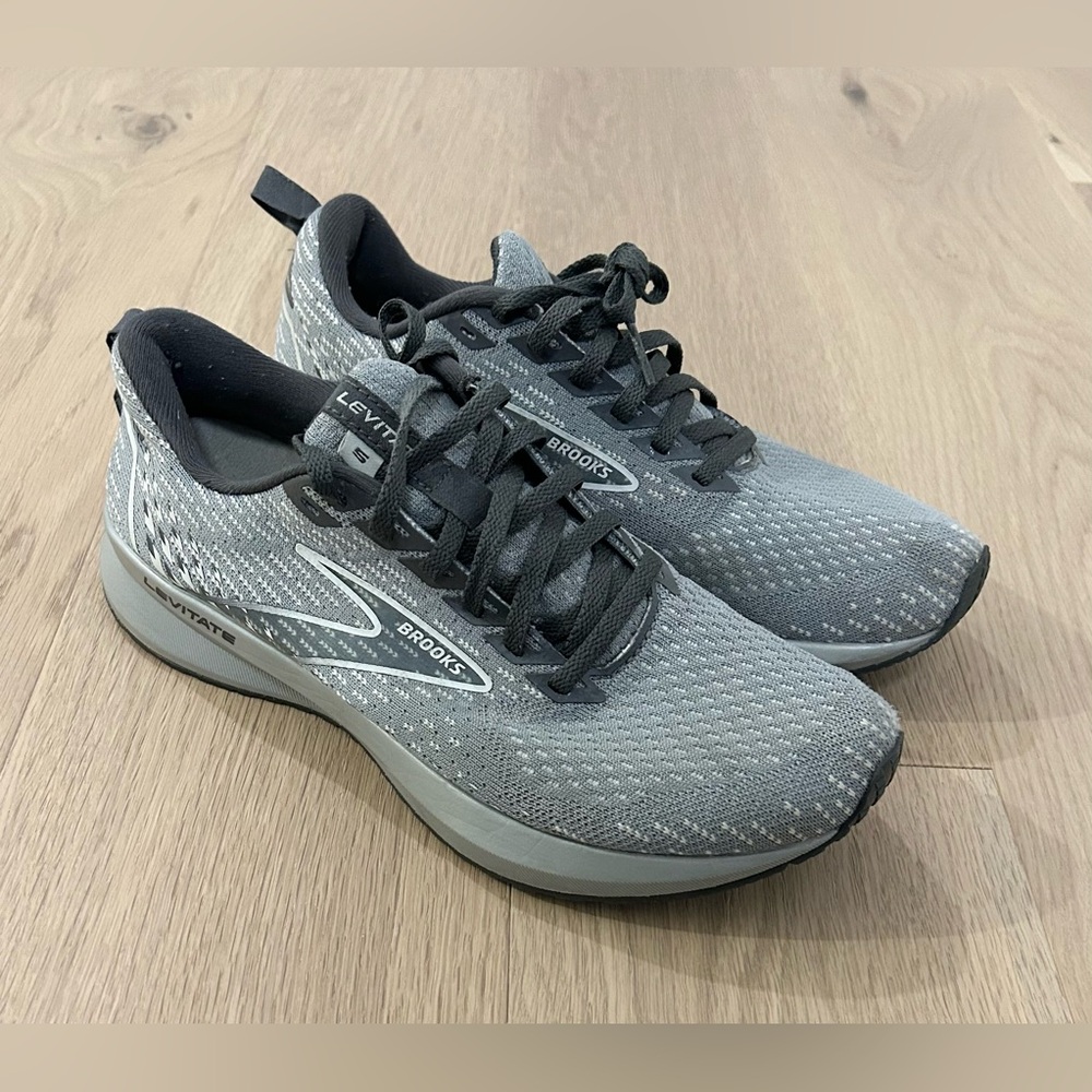 Women’s Brooks Levitate 5 Sneakers Grey Oyster Blackened Pearl
